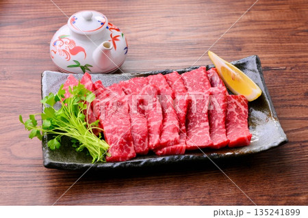 注)未加熱・未調理の生肉状態です。国産牛の牛肩ロース焼き肉スライス。 注)未加熱・未調理の生肉状態です。国産牛の牛肩ロース焼き肉スライス。 135241899