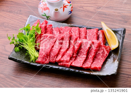 注)未加熱・未調理の生肉状態です。国産牛の牛肩ロース焼き肉スライス。 注)未加熱・未調理の生肉状態です。国産牛の牛肩ロース焼き肉スライス。 135241901