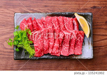 注）未加熱・未調理の生肉状態です。国産牛の牛肩ロース焼き肉スライス。 135241902