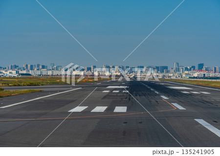 東京都心と望む　羽田空港のC滑走路 135241905