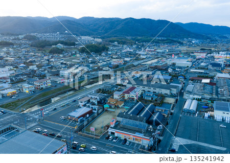 夕暮れの赤磐市街地と山並みの風景 岡山県 年末 135241942