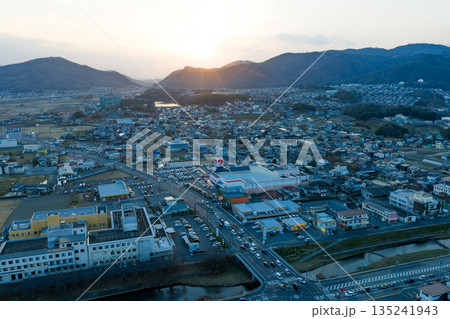 夕暮れの赤磐市街地と山並みの風景 岡山県 年末 135241943