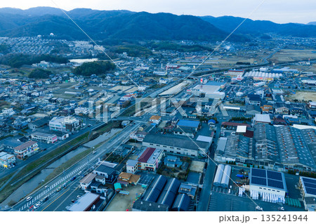 夕暮れの赤磐市街地と山並みの風景 岡山県 年末 夕暮れの赤磐市街地と山並みの風景 岡山県 年末 135241944