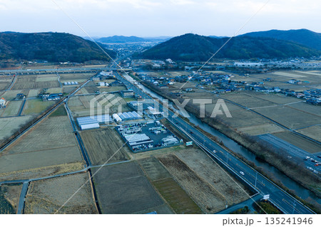 夕暮れの赤磐市街地と山並みの風景 岡山県 年末 135241946
