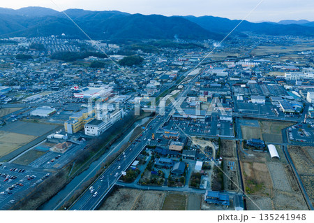 夕暮れの赤磐市街地と山並みの風景 岡山県 年末 135241948