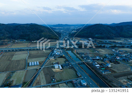 夕暮れの赤磐市街地と山並みの風景 岡山県 年末 夕暮れの赤磐市街地と山並みの風景 岡山県 年末 135241951
