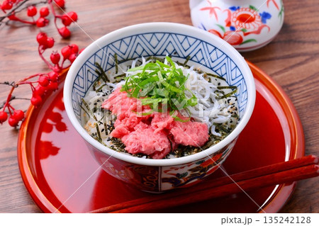 釜揚げしらすと鮪たたき丼、海鮮丼。 釜揚げしらすと鮪たたき丼、海鮮丼。 135242128