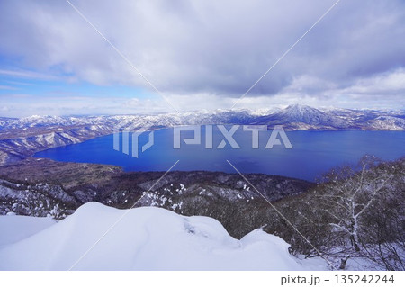 冬季風不死岳山頂からの支笏湖と恵庭岳 135242244