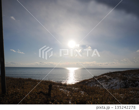 大樹町の海の上に昇る太陽 大樹町の海の上に昇る太陽 135242278