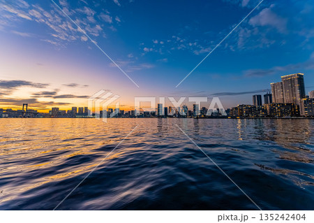 東京都心の夕景 黄昏時 東京都心の夕景 黄昏時 135242404