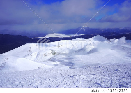 冬季雌阿寒岳山頂からの阿寒湖と雄阿寒岳 135242522