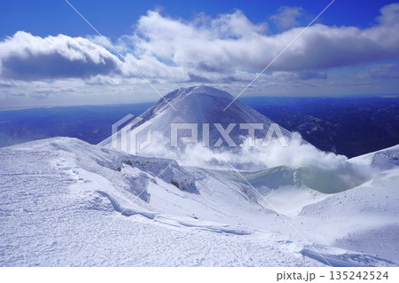 冬季雌阿寒岳の阿寒富士と噴煙 135242524