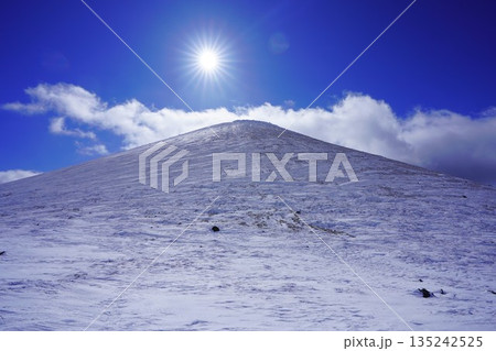 冬季雌阿寒岳の阿寒富士と太陽 135242525