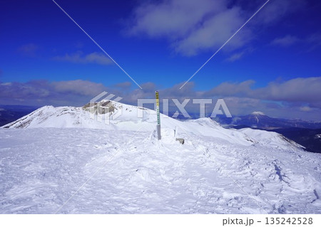 冬季阿寒富士の山頂標識 135242528