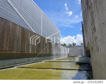 水と建築が響き合う都市の静寂 水と建築が響き合う都市の静寂 135242981