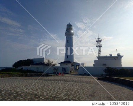 海の安全を見守る犬吠崎灯台の風景 135243013