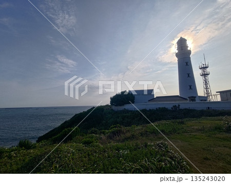 海の安全を見守る犬吠崎灯台の風景 135243020