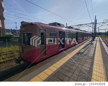 えんじ色の車両が迎える日常の銚子電鉄の風景 えんじ色の車両が迎える日常の銚子電鉄の風景 135243026