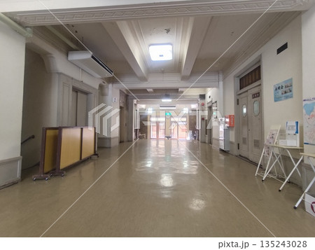 静寂が漂う先斗町歌舞練場の廊下 135243028