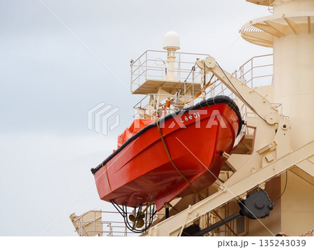 砕氷艦しらせに設置された救命艇 135243039
