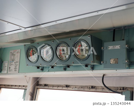 艦内設備に並ぶアナログ計器 135243044