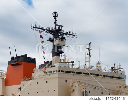 砕氷艦しらせの通信塔と信号旗 135243046