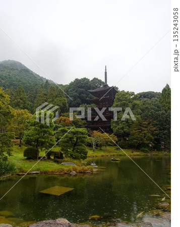 霧に包まれた瑠璃光寺五重塔と池の風景 霧に包まれた瑠璃光寺五重塔と池の風景 135243058