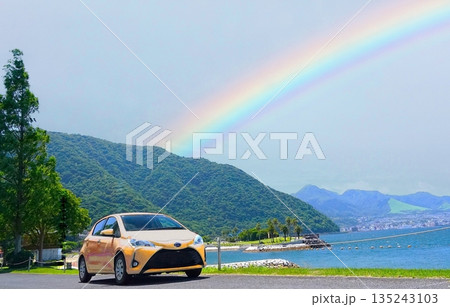ビーチにとめた日本車と虹 ビーチにとめた日本車と虹 135243103