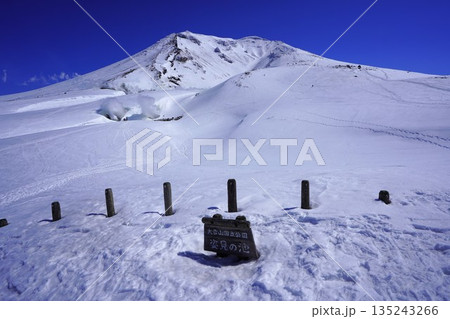 姿見の池からの冬季旭岳 135243266