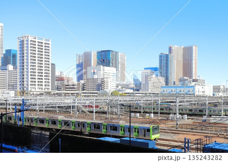東京都港区 高輪ゲートウェイシティ ニュウマン高輪 28階 山吹の庭からレインボーブリッジ方面 東京都港区 高輪ゲートウェイシティ ニュウマン高輪 28階 山吹の庭からレインボーブリッジ方面 135243282