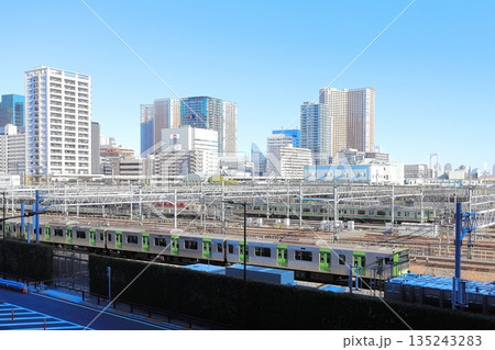 東京都港区　高輪ゲートウェイシティ 　ニュウマン高輪　28階　山吹の庭からレインボーブリッジ方面 135243283