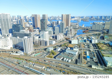 東京都港区　高輪ゲートウェイシティ 　ニュウマン高輪　28階　山吹の庭からレインボーブリッジ方面 135243285