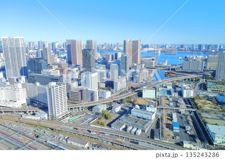 東京都港区 高輪ゲートウェイシティ ニュウマン高輪 28階 山吹の庭からレインボーブリッジ方面 東京都港区 高輪ゲートウェイシティ ニュウマン高輪 28階 山吹の庭からレインボーブリッジ方面 135243286