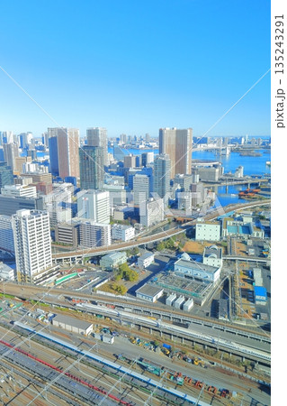 東京都港区　高輪ゲートウェイシティ 　ニュウマン高輪　28階　山吹の庭からレインボーブリッジ方面 135243291