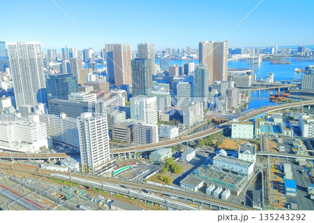 東京都港区 高輪ゲートウェイシティ ニュウマン高輪 28階 山吹の庭からレインボーブリッジ方面 東京都港区 高輪ゲートウェイシティ ニュウマン高輪 28階 山吹の庭からレインボーブリッジ方面 135243292