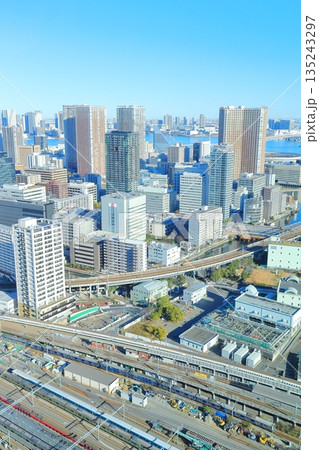 東京都港区　高輪ゲートウェイシティ 　ニュウマン高輪　28階　山吹の庭からレインボーブリッジ方面 135243297