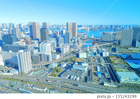 東京都港区　高輪ゲートウェイシティ 　ニュウマン高輪　28階　山吹の庭からレインボーブリッジ方面 135243299