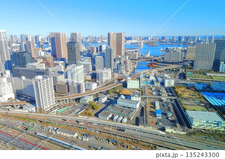 東京都港区 高輪ゲートウェイシティ ニュウマン高輪 28階 山吹の庭からレインボーブリッジ方面 東京都港区 高輪ゲートウェイシティ ニュウマン高輪 28階 山吹の庭からレインボーブリッジ方面 135243300