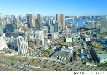 東京都港区　高輪ゲートウェイシティ 　ニュウマン高輪　28階　山吹の庭からレインボーブリッジ方面 135243303