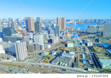 東京都港区 高輪ゲートウェイシティ ニュウマン高輪 28階 山吹の庭からレインボーブリッジ方面 東京都港区 高輪ゲートウェイシティ ニュウマン高輪 28階 山吹の庭からレインボーブリッジ方面 135243304