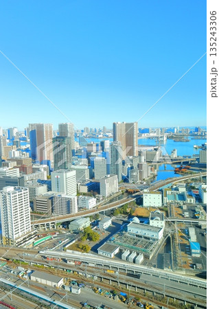 東京都港区　高輪ゲートウェイシティ 　ニュウマン高輪　28階　山吹の庭からレインボーブリッジ方面 135243306