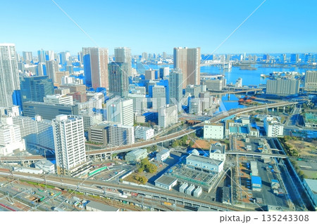 東京都港区　高輪ゲートウェイシティ 　ニュウマン高輪　28階　山吹の庭からレインボーブリッジ方面 135243308