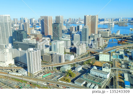 東京都港区 高輪ゲートウェイシティ ニュウマン高輪 28階 山吹の庭からレインボーブリッジ方面 東京都港区 高輪ゲートウェイシティ ニュウマン高輪 28階 山吹の庭からレインボーブリッジ方面 135243309