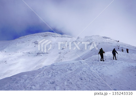 冬季旭岳を登る登山者 冬季旭岳を登る登山者 135243310