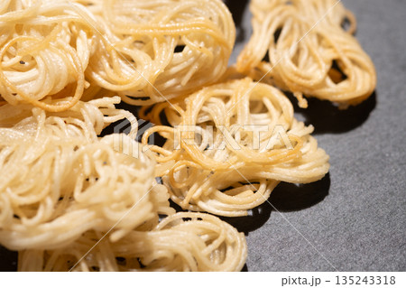 素麺を丸めて揚げたおやつのイメージ 素麺を丸めて揚げたおやつのイメージ 135243318