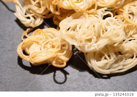 素麺を丸めて揚げたおやつのイメージ 素麺を丸めて揚げたおやつのイメージ 135243319
