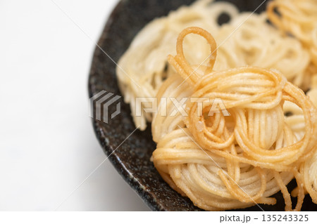 素麺を丸めて揚げたおやつのイメージ 135243325