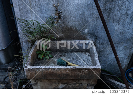 昭和レトロの蛇口と流し台、廃墟となって使われなくなった水道 135243375