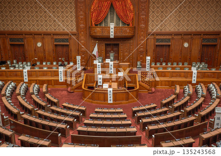 国会議事堂衆議院本会議場の全景と演壇【東京都千代田区永田町】 国会議事堂衆議院本会議場の全景と演壇【東京都千代田区永田町】 135243568