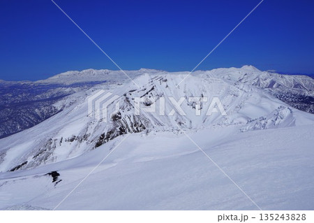 冬季十勝岳山頂からの大雪山系 135243828